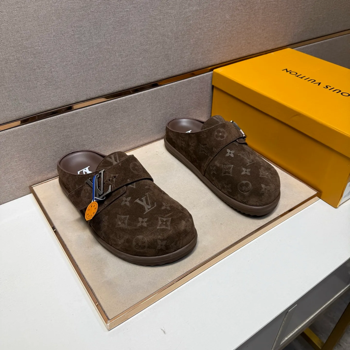 Men's men's shoes 💰pp540 [LV～] Men's casual half slippers 2025z cabinet sales simultaneously 🔶Size: 39-44 #️⃣ 🔷4 colors🔜The upper is made of multi-material splicing ➕Genuine leather lining, comfortable and breathable, sole: original comfortable and wear-resistant outsole, ⚠️Real thing📱Photographed🎬The real thing is better📢📢📢